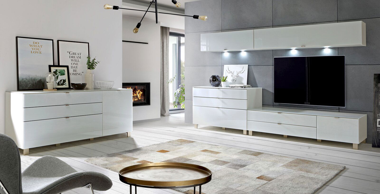 Modernes Wohnzimmer mit weißem Sideboard und TV-Lowboard, seitliche Perspektive