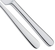 Nahaufnahme von zwei glänzenden Edelstahl-Besteckteilen, Messer und Gabel, aus einem 30-teiligen Besteck-Set.