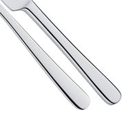 Nahaufnahme von zwei glänzenden Edelstahl-Besteckteilen, Messer und Gabel, aus einem 30-teiligen Besteck-Set.