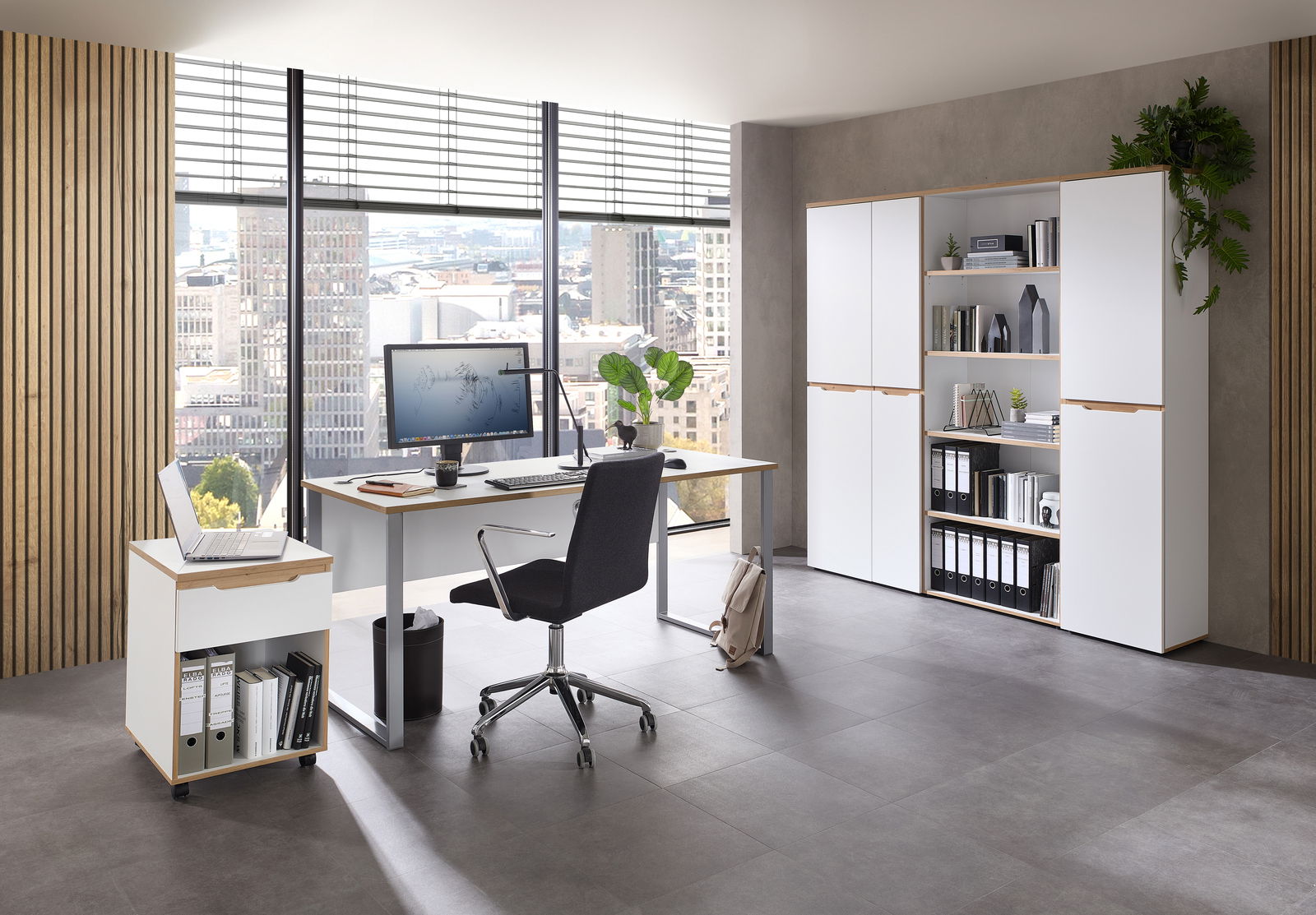 Voleo Aktenschrank schmal DETROIT Moderne Büroumgebung mit Schreibtisch, Rollcontainer und Aktenschränken, seitliche Perspektive