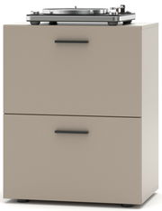 Frontansicht eines modernen, zweischubladigen Schranks in Beige mit einem Plattenspieler auf der Oberseite.