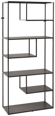 Modernes, hohes Regal aus schwarzem Metall mit asymmetrischen Regalböden, seitliche Perspektive.