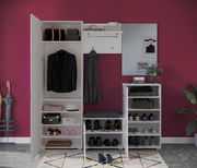 Garderobenkombination in Frontalansicht mit Kleiderschrank, Schuhregal und Spiegel vor einer roten Wand.
