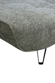 Nahaufnahme einer grauen Polstergarnitur mit texturierter Oberfläche und schwarzen Metallbeinen, seitliche Perspektive