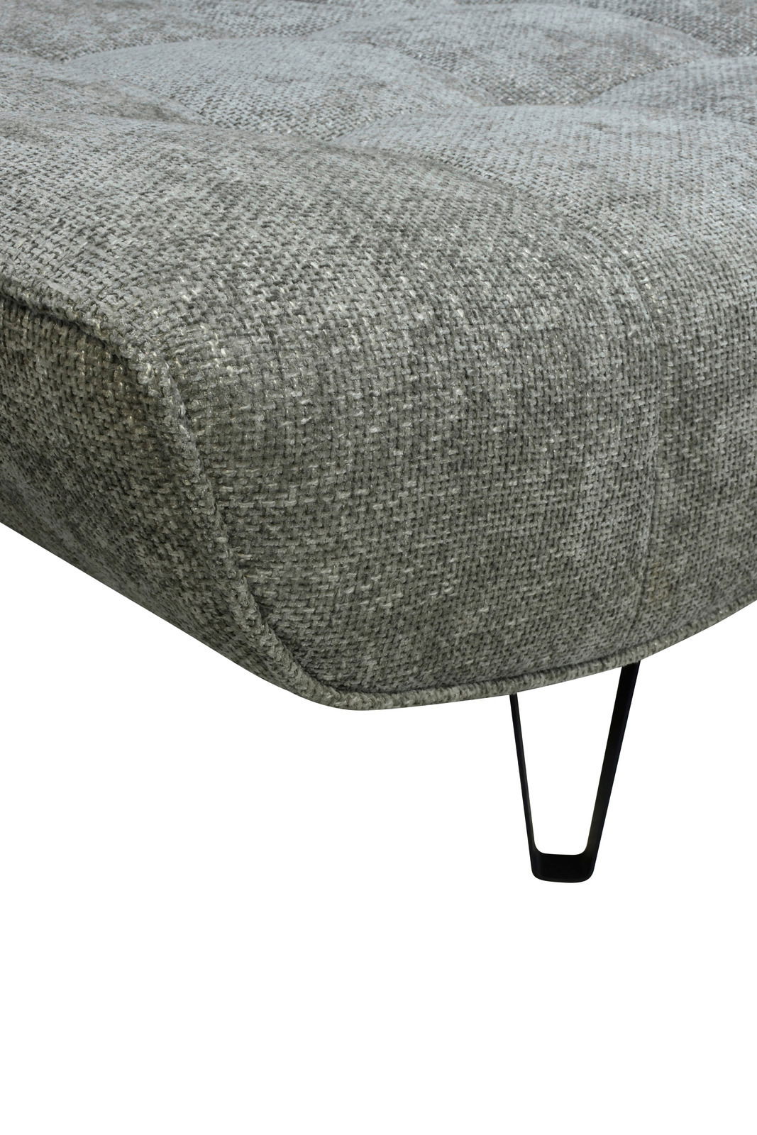 Nahaufnahme einer grauen Polstergarnitur mit texturierter Oberfläche und schwarzen Metallbeinen, seitliche Perspektive