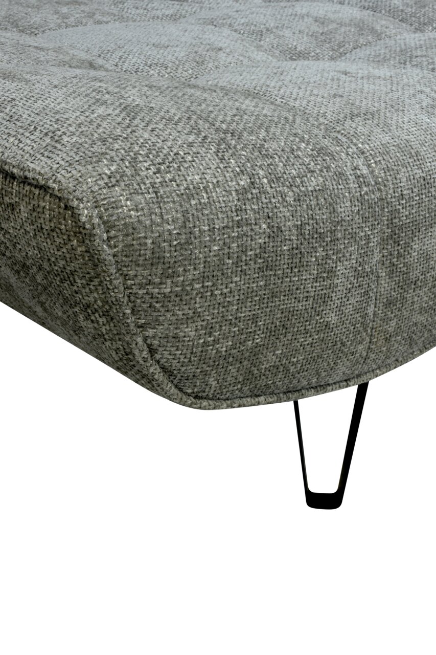 Nahaufnahme einer grauen Polstergarnitur mit texturierter Oberfläche und schwarzen Metallbeinen, seitliche Perspektive