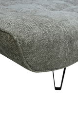 Nahaufnahme einer grauen Polstergarnitur mit texturierter Oberfläche und schwarzen Metallbeinen, seitliche Perspektive