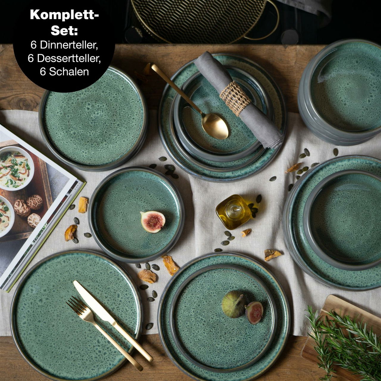 Vogelperspektive auf ein 18-teiliges Tafelservice in Grün, bestehend aus 6 Dinner Tellern, 6 Dessert Tellern und 6 Schalen, dekoriert mit Feigen und Olivenöl.