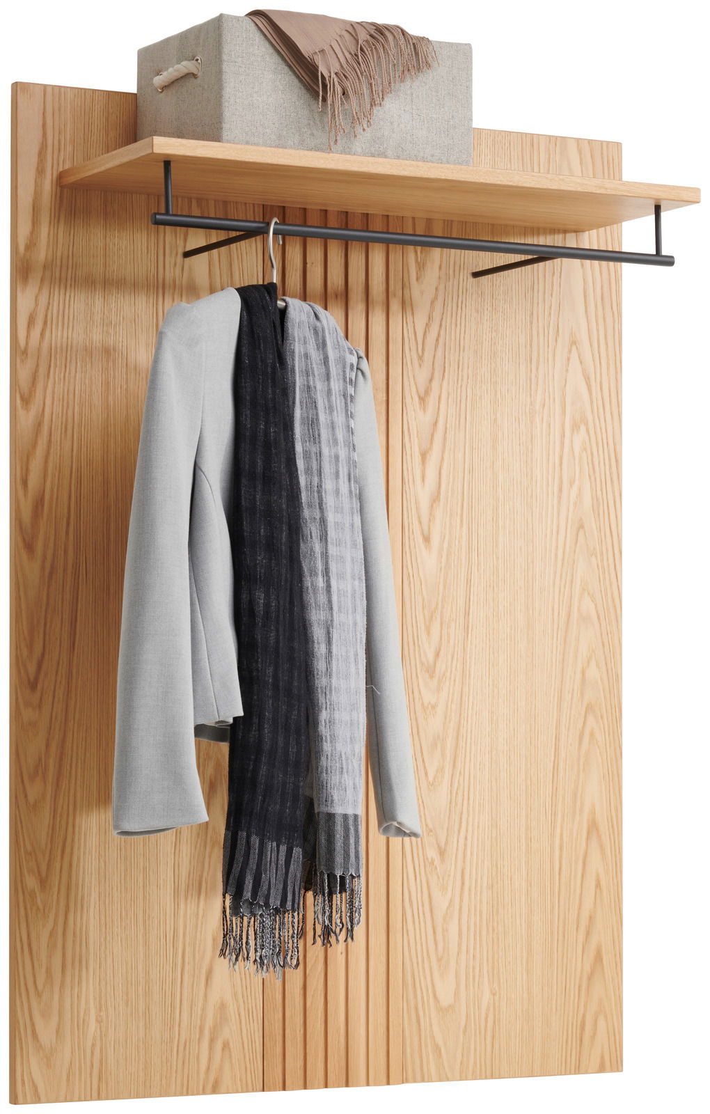 Garderobenpaneel aus Holz mit Ablage, Kleiderstange und Haken, frontal abgebildet. Auf der Ablage steht eine Box mit einem Schal, und an der Stange hängt ein grauer Blazer mit einem Schal.