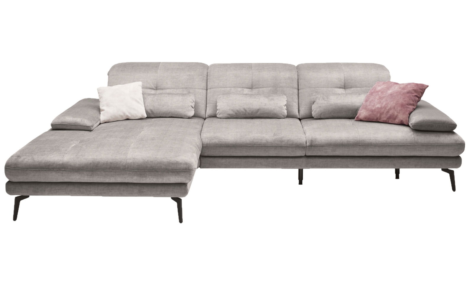 Graues Ecksofa mit drei Sitzplätzen und einer linken Ottomane, dekoriert mit zwei Kissen in Weiß und Rosa, frontal betrachtet.