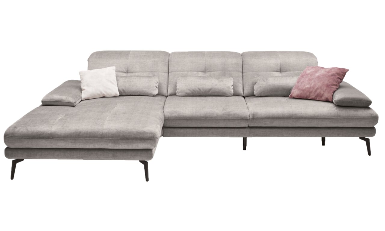 Graues Ecksofa mit drei Sitzplätzen und einer linken Ottomane, dekoriert mit zwei Kissen in Weiß und Rosa, frontal betrachtet.