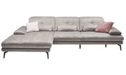 Graues Ecksofa mit drei Sitzplätzen und einer linken Ottomane, dekoriert mit zwei Kissen in Weiß und Rosa, frontal betrachtet.