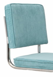 Nahaufnahme eines modernen Stuhls mit blauem Stoffbezug und verchromtem Metallrahmen, seitliche Perspektive.