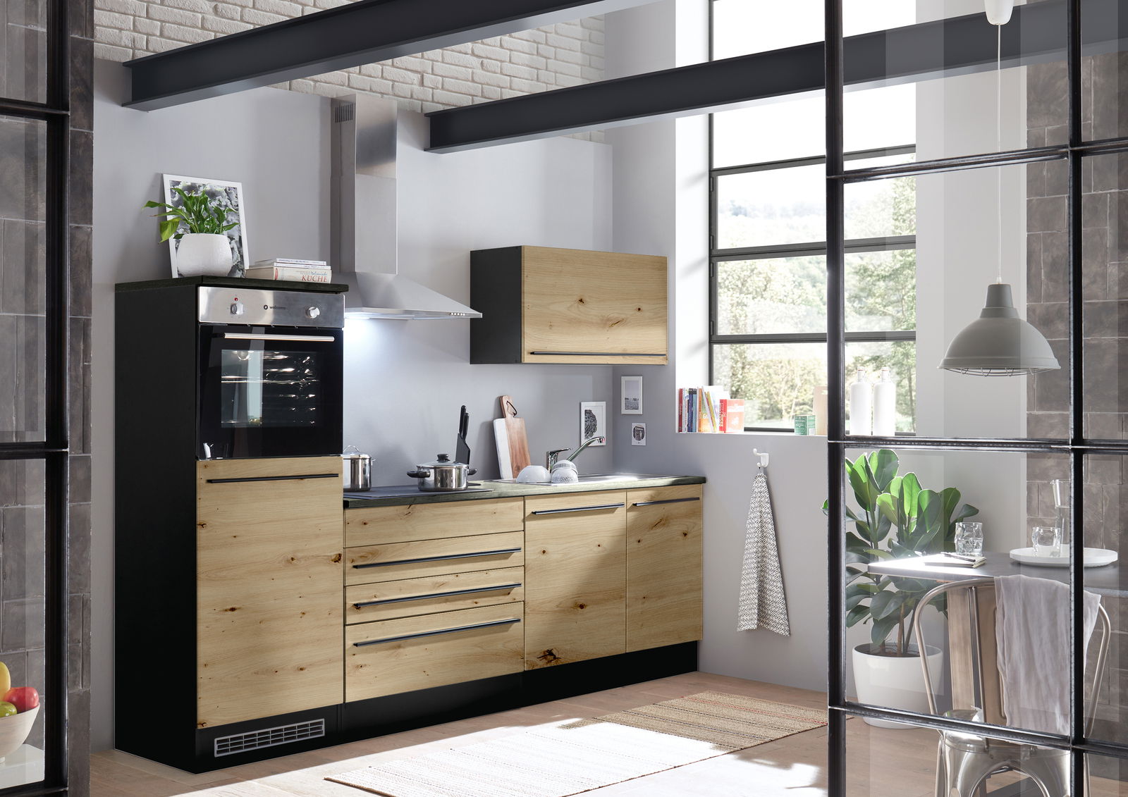 Moderne Küchenzeile in Holzoptik mit eingebautem Backofen und Dunstabzugshaube, seitliche Perspektive