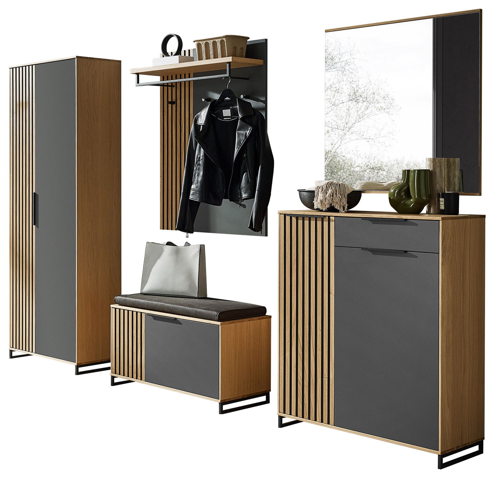 Modernes Garderoben-Set in Holzoptik mit grauen Akzenten, bestehend aus einem hohen Schrank, einer Sitzbank mit Stauraum, einer Wandgarderobe mit Ablage und einem Spiegel, aus frontaler Perspektive.