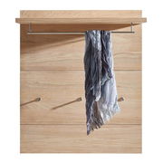 Garderobenpaneel aus Holz mit Metallstange und Haken, frontal betrachtet, mit einem Schal dekoriert.