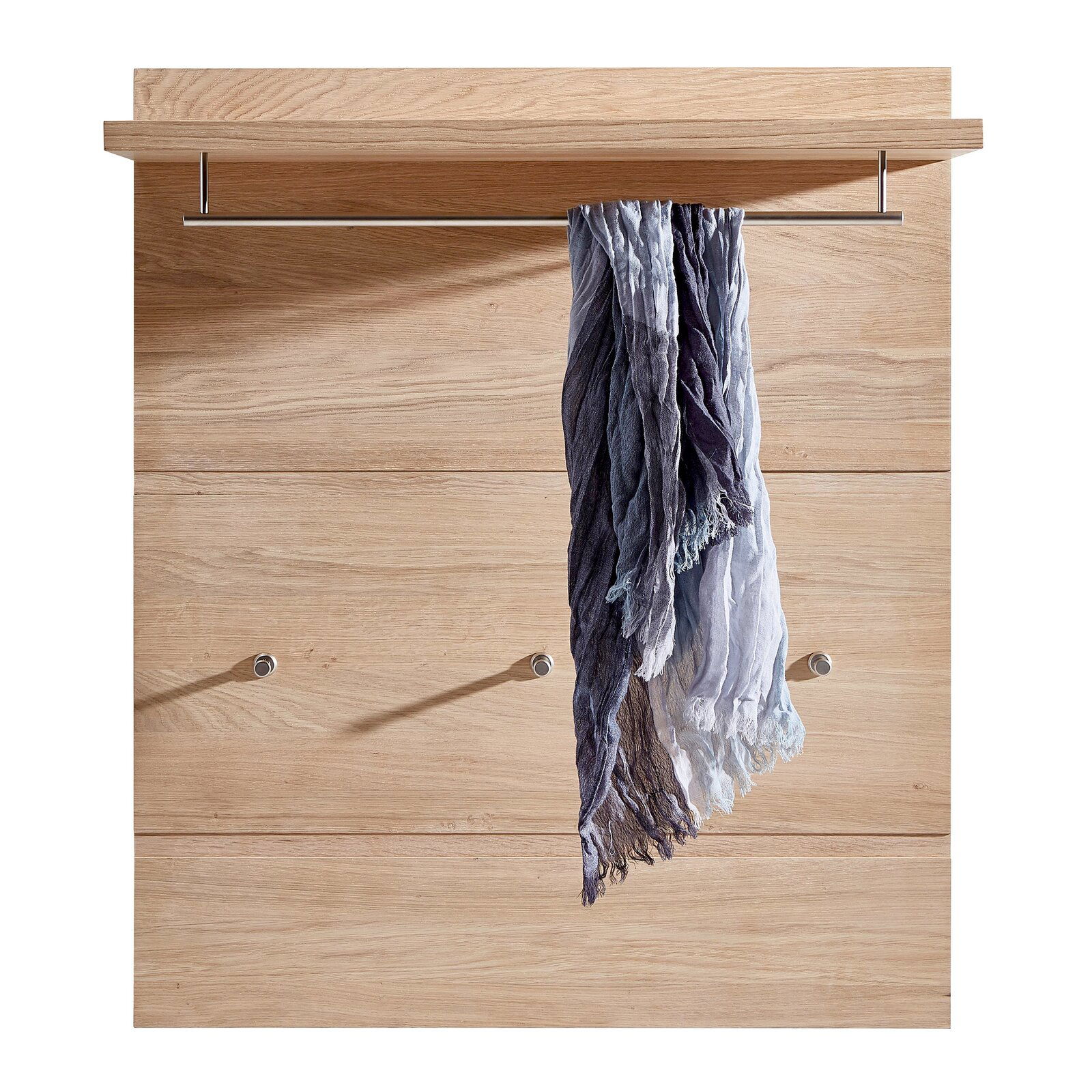 Linea Natura Garderobenpaneel MILE Garderobenpaneel aus Holz mit Metallstange und Haken, frontal betrachtet, mit einem Schal dekoriert.