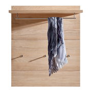 Garderobenpaneel aus Holz mit Metallstange und Haken, frontal betrachtet, mit einem Schal dekoriert.