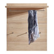 Garderobenpaneel aus Holz mit Metallstange und Haken, frontal betrachtet, mit einem Schal dekoriert.