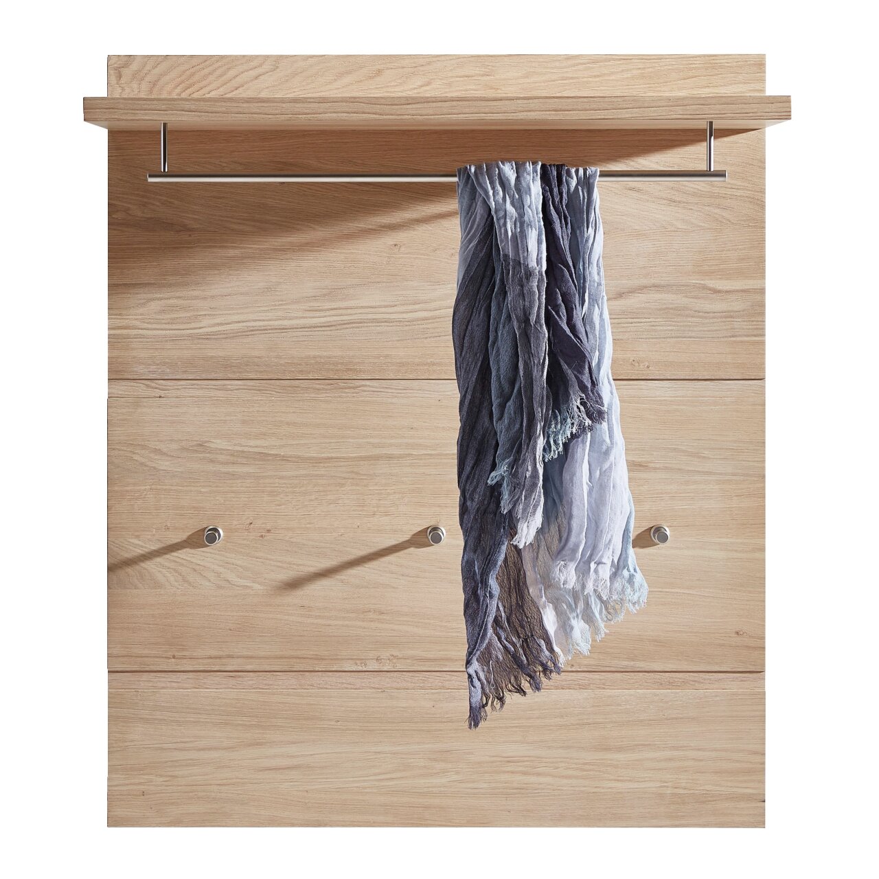 Garderobenpaneel aus Holz mit Metallstange und Haken, frontal betrachtet, mit einem Schal dekoriert.