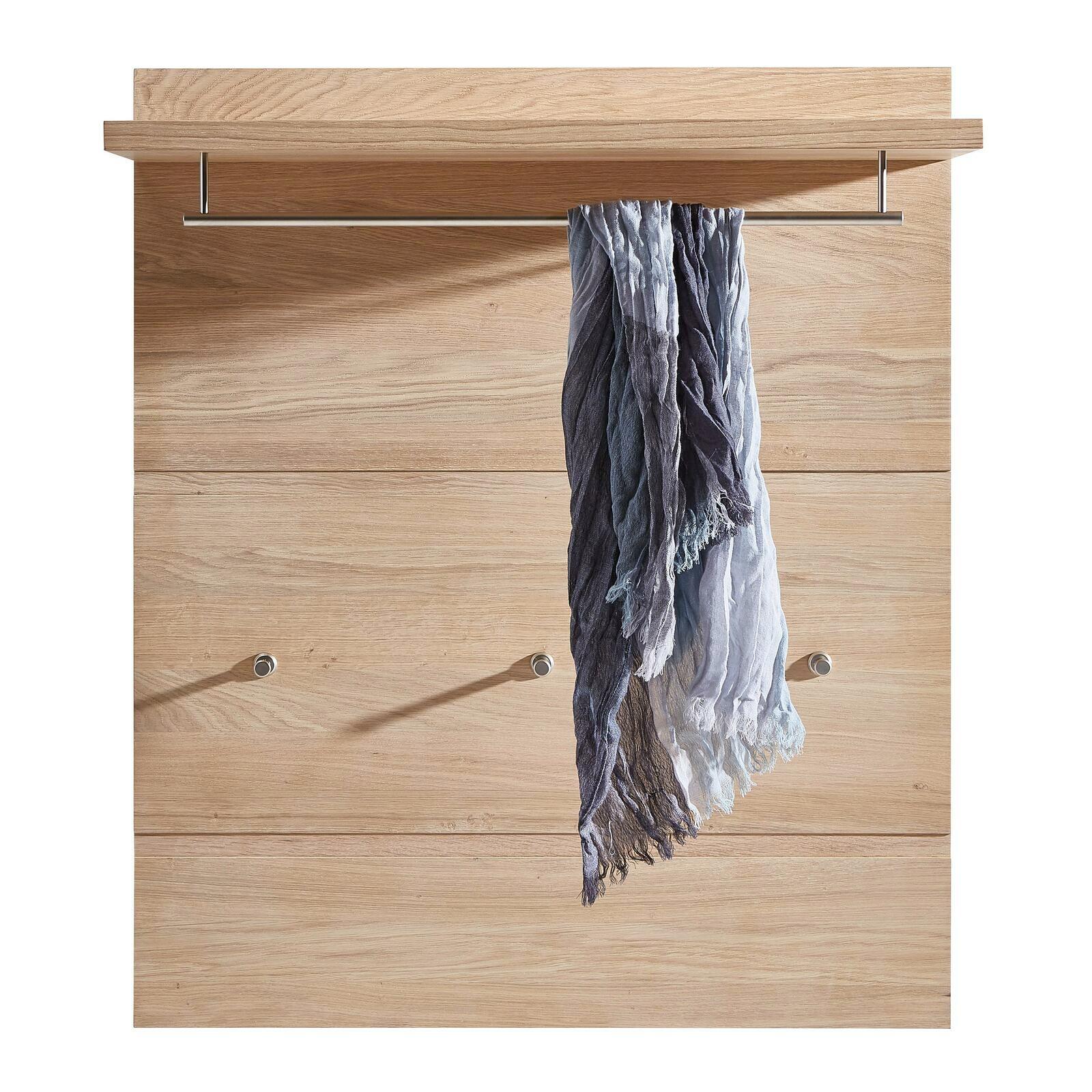 Garderobenpaneel aus Holz mit Metallstange und Haken, frontal betrachtet, mit einem Schal dekoriert.
