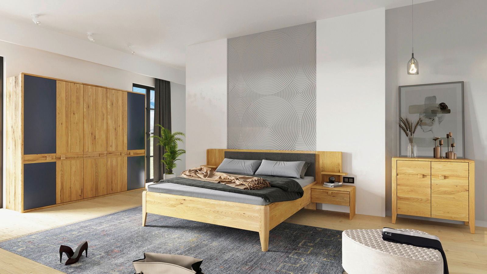 Schlafzimmeransicht mit einem großen, sechstürigen Drehtürenschrank aus Holz links, einem Doppelbett in der Mitte und einer Kommode rechts. Perspektive von vorne.