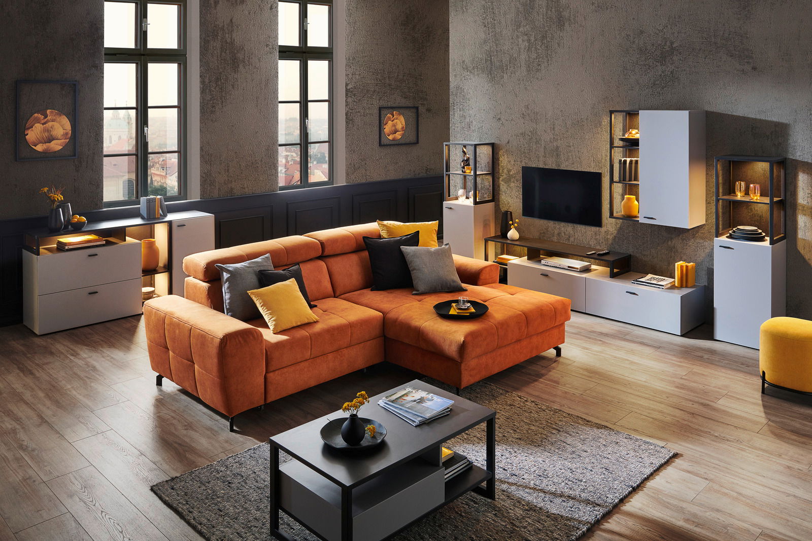 Moderne Wohnzimmermöbel in einem stilvollen Raum mit einem großen orangefarbenen Sofa, umgeben von weißen und schwarzen Schränken und einem Couchtisch. Perspektive: Frontalansicht des Wohnzimmers.