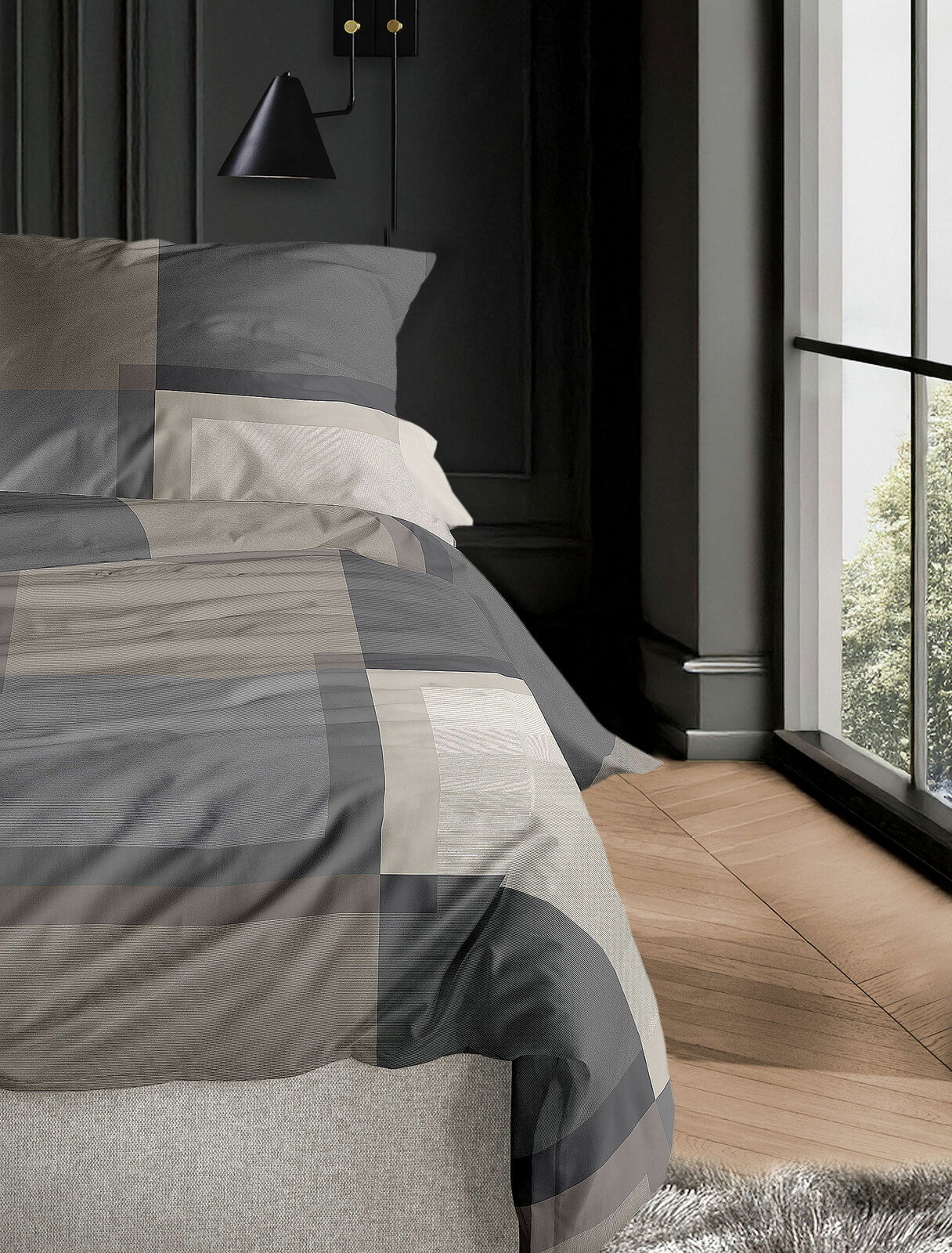 Bettwäsche-Set irisette WAVE in Grau- und Beigetönen, auf einem Bett in einem modernen Schlafzimmer mit Holzfußboden und großem Fenster, seitliche Perspektive.
