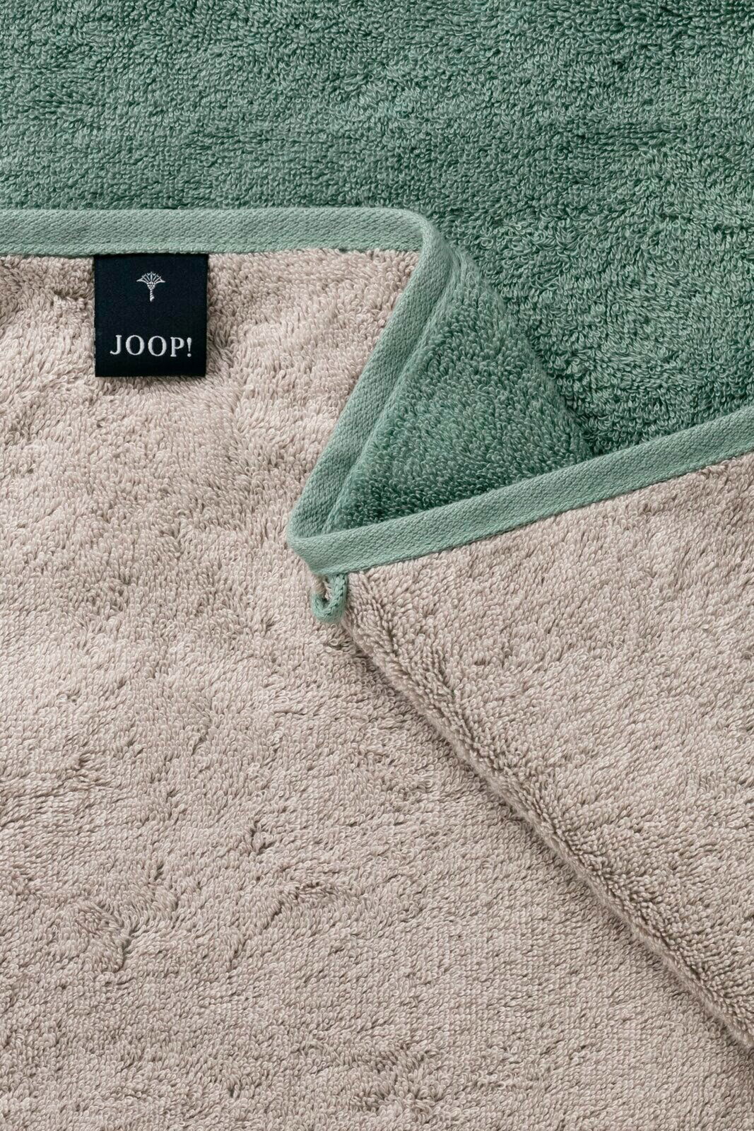 Gästetuch in zwei Farben, grün und beige, mit einer Nahaufnahme der Textur und einem Joop-Label, aus der Vogelperspektive.