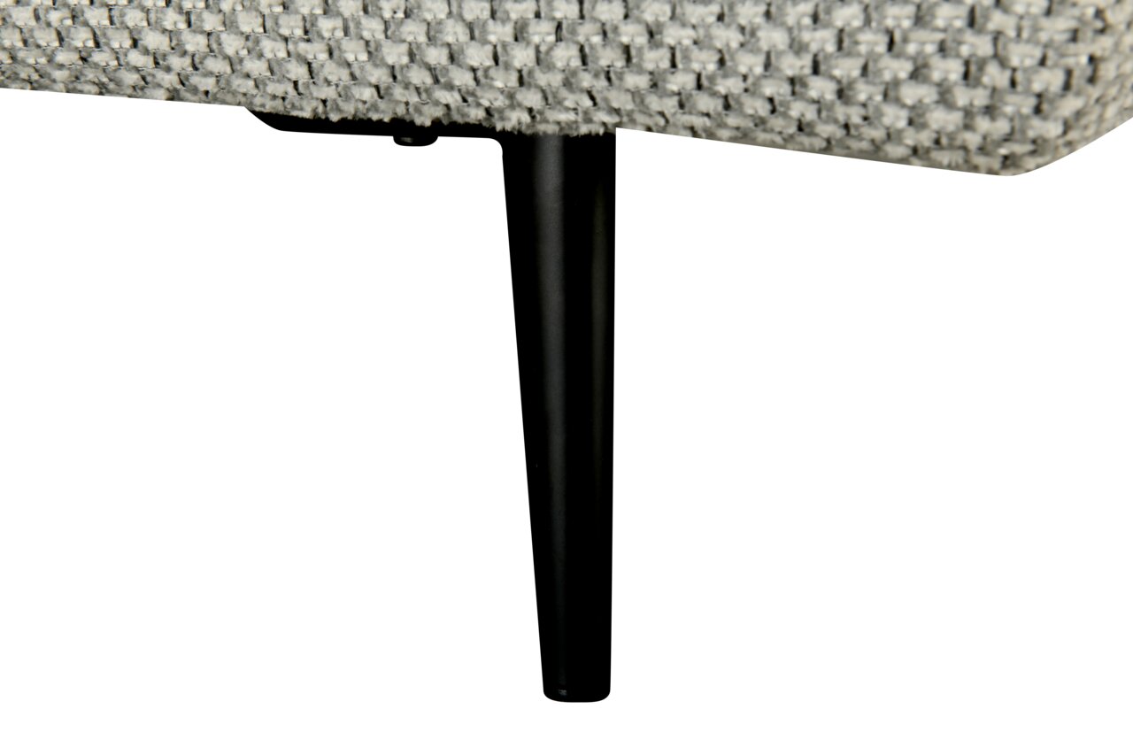 Nahaufnahme eines schwarzen Metallbeins eines Sofas mit grauem Stoffbezug, seitliche Perspektive