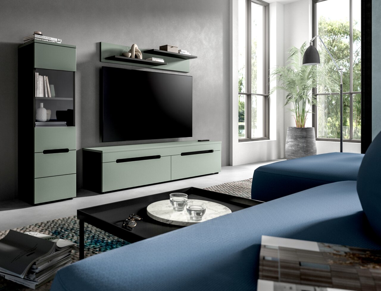Modernes Wohnzimmer mit mintgrüner TV-Wandkombination aus Lowboard, Hängeregal und Vitrine, großer Flachbild-TV an grauer Wand; Perspektive: leicht seitliche Frontansicht aus Sitzhöhe vom Sofa aus.