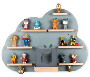 Wolkenförmiges Wandregal in Grau mit mehreren Holzablagen und kleinen Spielfiguren, mittig ein grauer Lautsprecher/Box mit Katzenmotiv – Frontansicht.