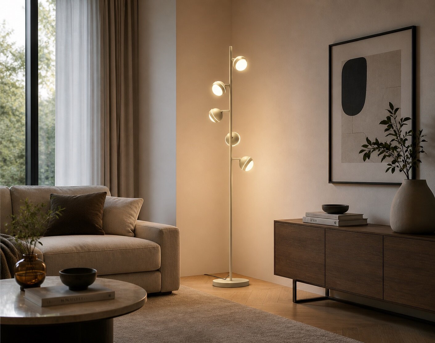 Moderne crèmekleurige vloerlamp met vijf verstelbare spots, vanuit schuin vooraanzicht sfeervol verlicht in een elegante woonkamer