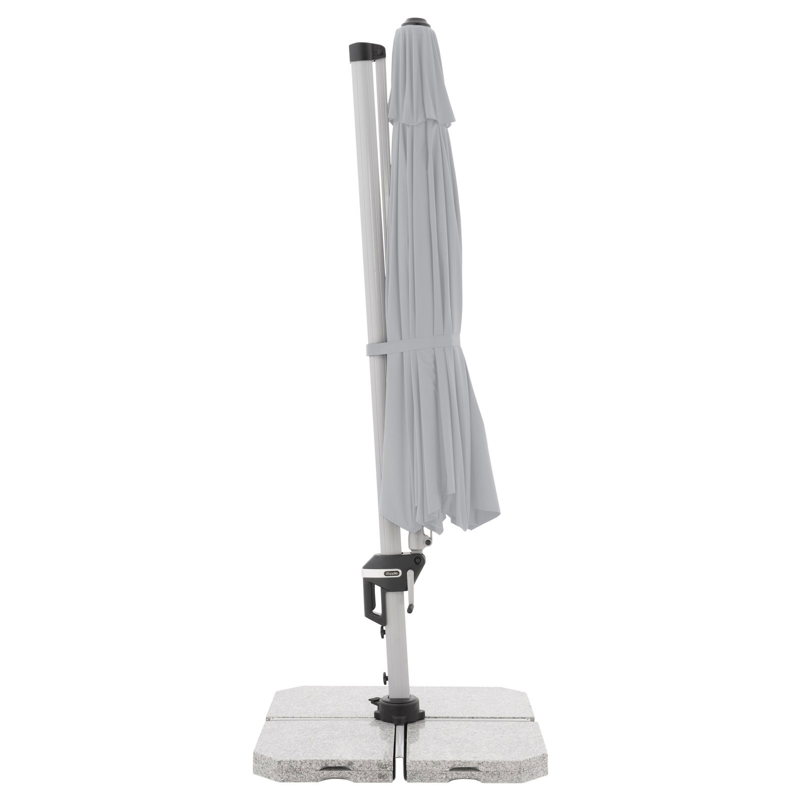 Geschlossener Pendelschirm von der Seite mit stabilem Standfuß.