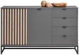 Modernes Sideboard in grauer Farbe mit Holzlamellen auf der linken Seite, einer Tür in der Mitte und vier Schubladen auf der rechten Seite. Perspektive: Frontalansicht.