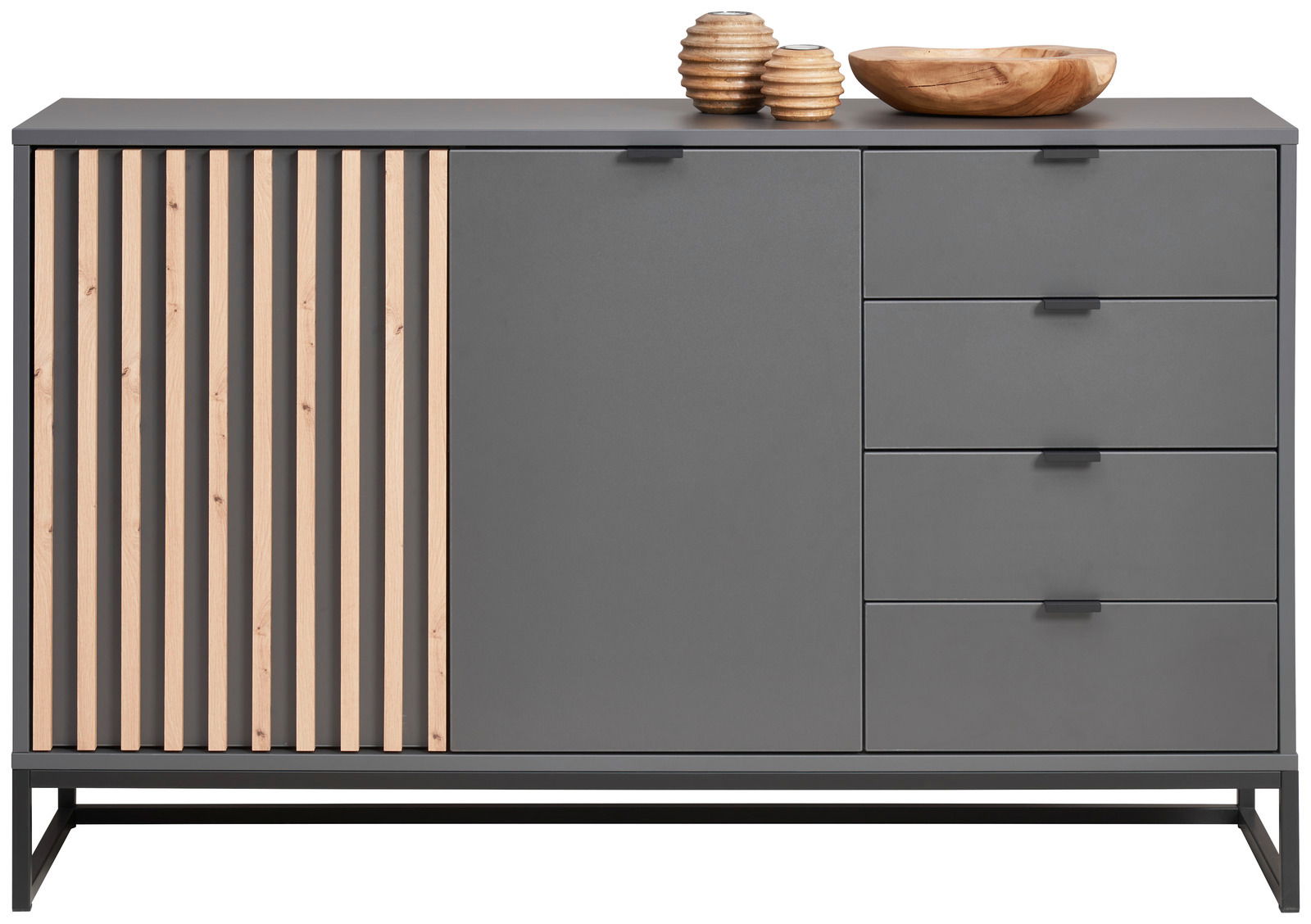 Modernes Sideboard in grauer Farbe mit Holzlamellen auf der linken Seite, einer Tür in der Mitte und vier Schubladen auf der rechten Seite. Perspektive: Frontalansicht.