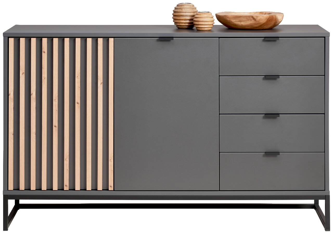 Modernes Sideboard in grauer Farbe mit Holzlamellen auf der linken Seite, einer Tür in der Mitte und vier Schubladen auf der rechten Seite. Perspektive: Frontalansicht.