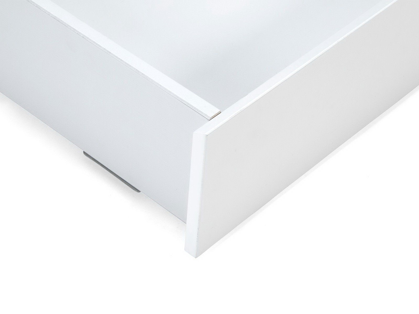 Weiße Schublade oder Gästebett aus der Perspektive von oben rechts fotografiert.