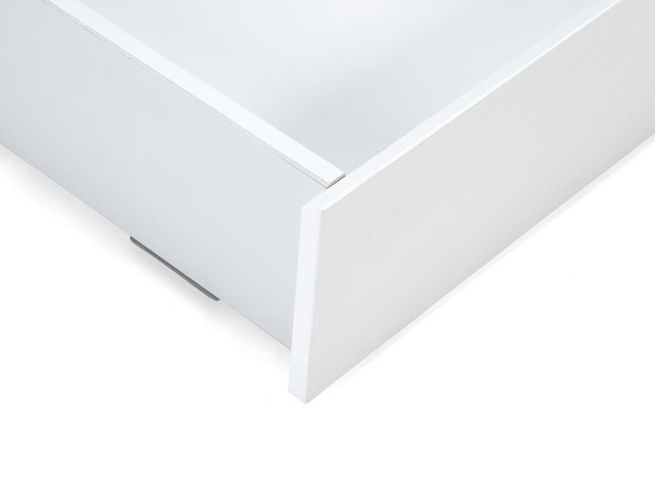 Weiße Schublade oder Gästebett aus der Perspektive von oben rechts fotografiert.