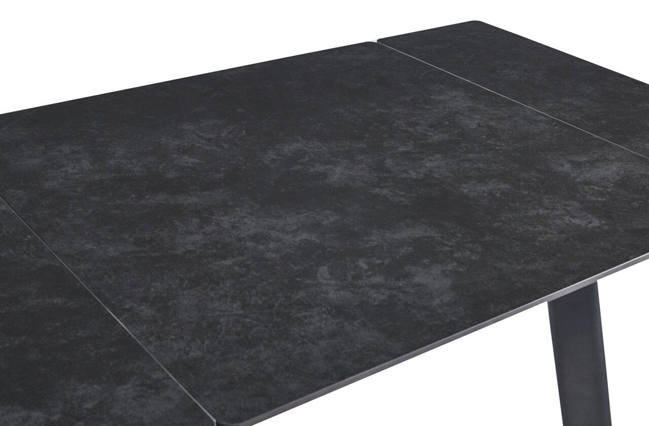 Moderner Esstisch mit dunkler, strukturierter Oberfläche, seitliche Perspektive