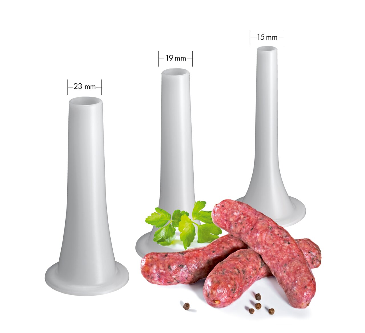 Drie worstvulbuizen in verschillende maten (23 mm, 19 mm, 15 mm) voor de SOLIDO-vleesmolen, met verse worsten en peterselie op de voorgrond. Perspectief: vooraanzicht.