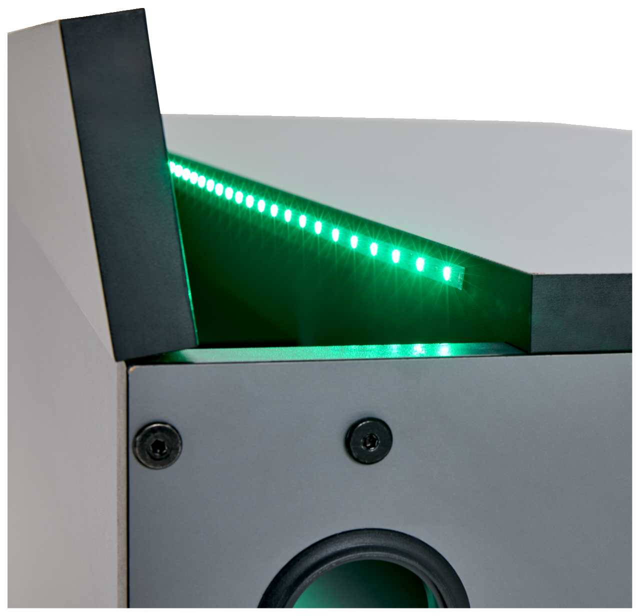 Nahaufnahme eines Gamingtisches mit grüner LED-Beleuchtung und Lautsprecheröffnung, seitliche Perspektive