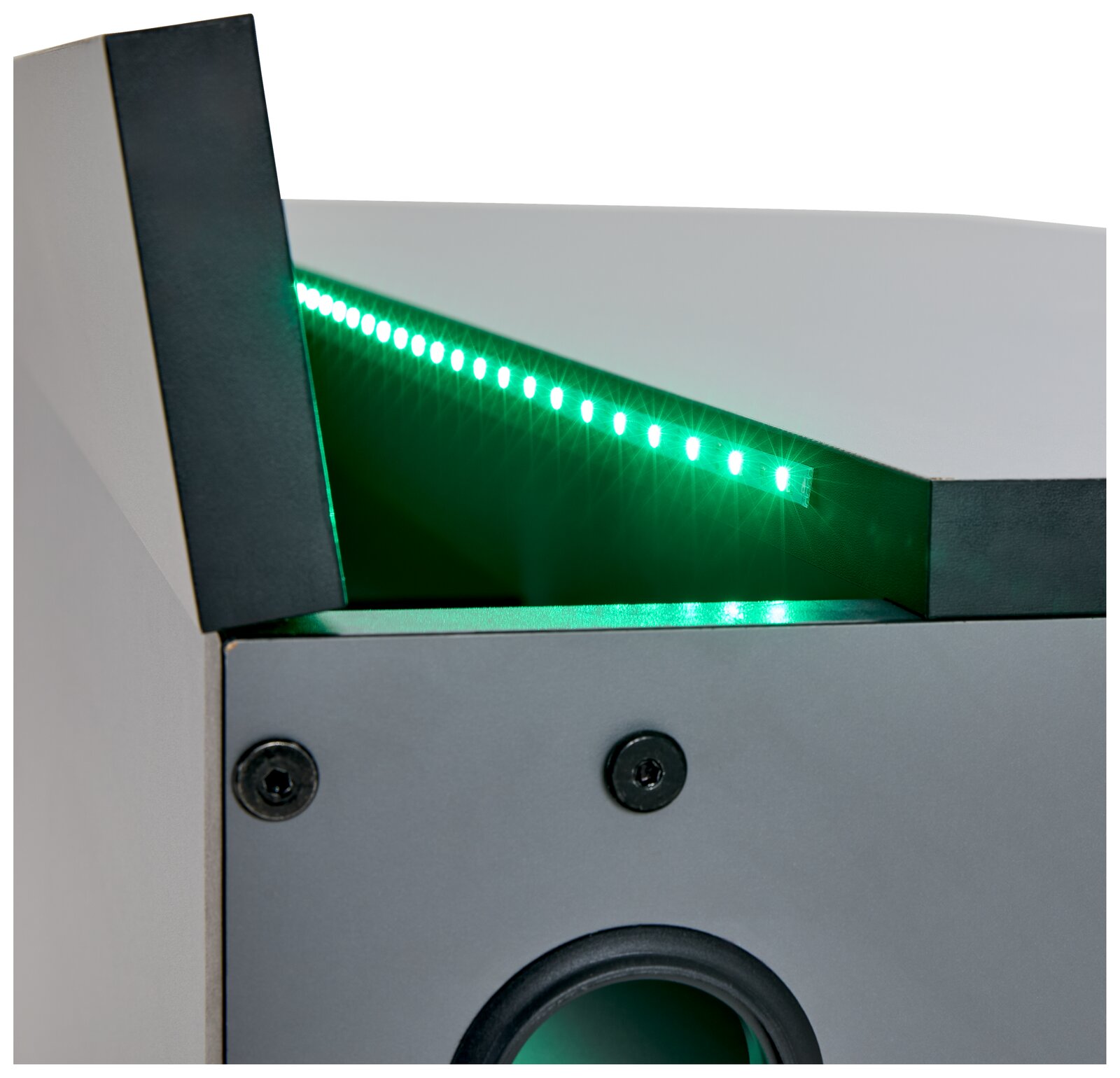 Nahaufnahme eines Gamingtisches mit grüner LED-Beleuchtung und Lautsprecheröffnung, seitliche Perspektive