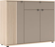 Moderne Kommode/Sideboard in heller Holzoptik mit vertikaler Lamellenfront links und taupefarbenen Türen mit schwarzen Griffen, freigestellt auf weißem Hintergrund, Ansicht schräg von vorne (Frontansicht).