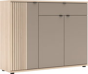 Moderne Kommode/Sideboard in heller Holzoptik mit vertikaler Lamellenfront links und taupefarbenen Türen mit schwarzen Griffen, freigestellt auf weißem Hintergrund, Ansicht schräg von vorne (Frontansicht).