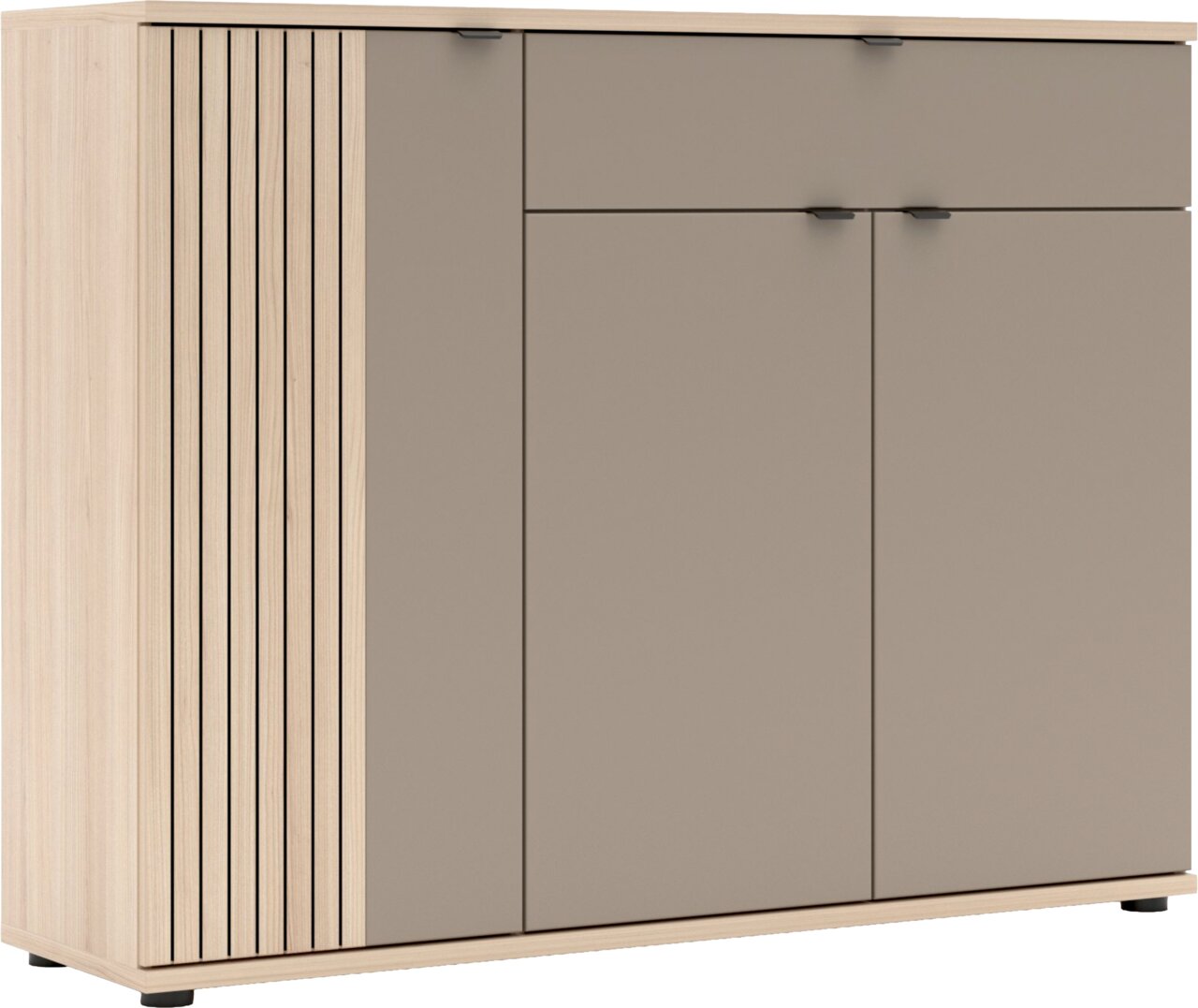 XORA XL-Schuhschrank PISA Moderne Kommode/Sideboard in heller Holzoptik mit vertikaler Lamellenfront links und taupefarbenen Türen mit schwarzen Griffen, freigestellt auf weißem Hintergrund, Ansicht schräg von vorne (Frontansicht).