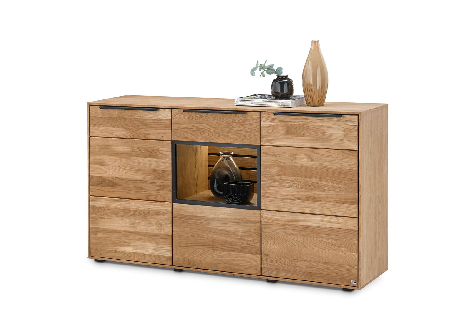 Holz-Sideboard mit mehreren Schubladen und einem offenen Fach, dekoriert mit Vasen und Zeitschriften, aus frontaler Perspektive.