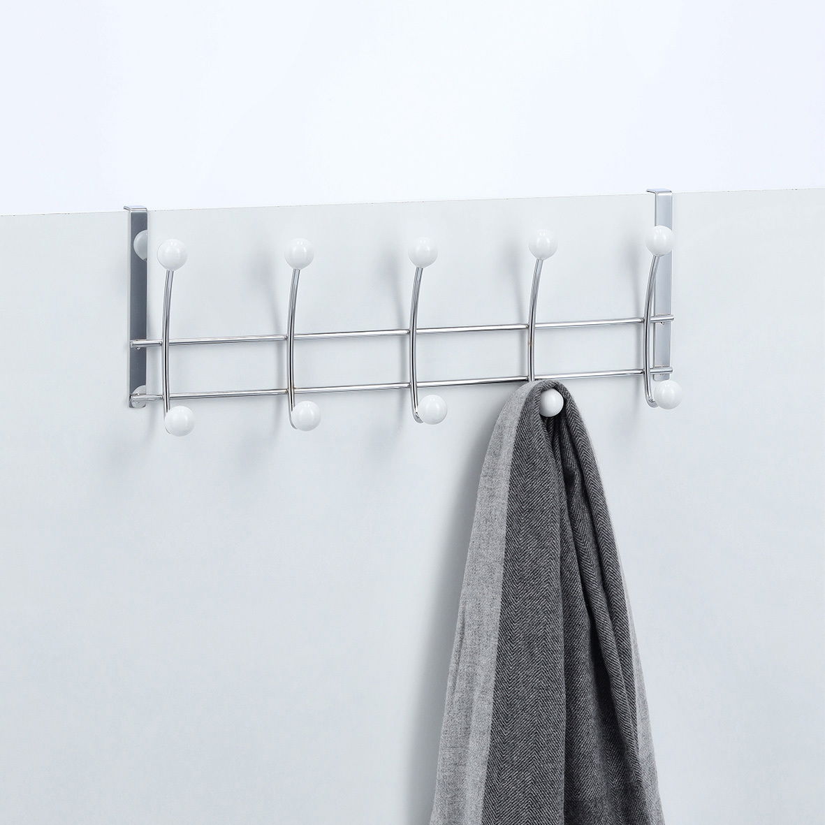 Türhängeleiste mit fünf Haken, frontal betrachtet, mit einem grauen Handtuch an einem Haken.