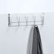 Türhängeleiste mit fünf Haken, frontal betrachtet, mit einem grauen Handtuch an einem Haken.