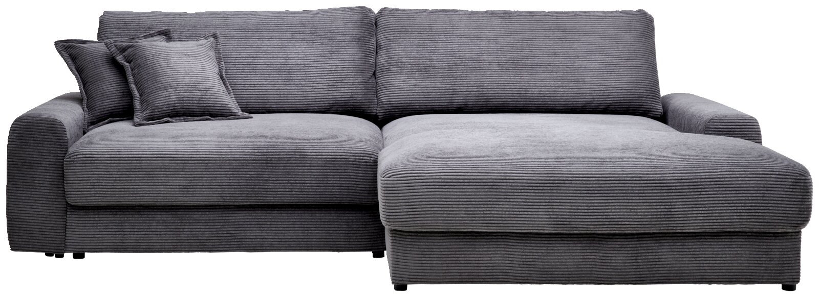 Graues Cord-Ecksofa mit rechter Ottomane/Recamiere, breiten Armlehnen und zwei Kissen, frontale Ansicht auf weißem Hintergrund